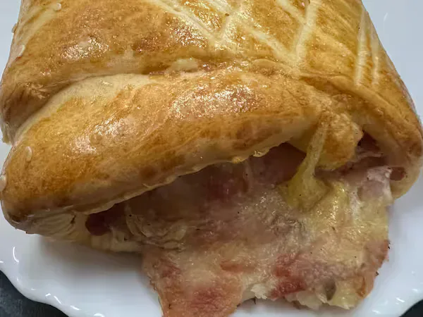 Salgado assado de Salsicha, Presunto, Queijo e Requeijão