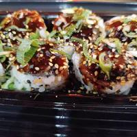 Uramaki Skin 8 Unid (Nori, Shari, Pele de Salmão, Tarê e Gergelim)