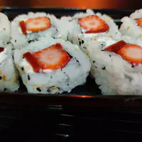Uramaki Romeu e Julieta 8 Unid (Nori, Shari, Morango, Goiabada e Cream Cheese)