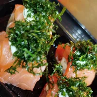 Gunkan do Cheff (Camarão Envolto de Salmão, Cream Cheese, Tarê e Couve Crispy)
