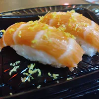 Niguiri Salmão Trufado (Azeite Trufado e Raspa de Limão Siciliano)