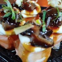 Gunkan Shiitake 4 Unid (Gohan, Salmão, Cream Cheese e Shiitake)