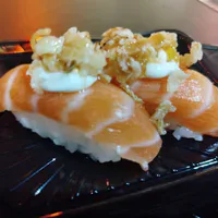 Niguiri Salmão Poró (Cream Cheese, Crispy de Alho Poró e Melaço de Cana)