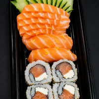 Combinado 1 - 10 Unid (4 Sashimi Salmão, 4 Uramaki Philadelphia e 2 Niguiri...)