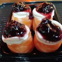 Gunkan Frutas Vermelhas 4 Unid (Gohan, Salmão, Cream Cheese e Geléia...)