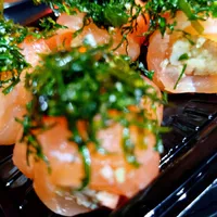 Gunkan Kazan (Salmão, Cream Cheese, Tarê e Couve Crispy)