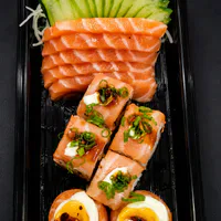 Combinado 3 - 10 Unid (4 Sashimi Salmão, 4 Uramaki Philadelphia, 2 Gunkan...)