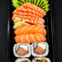 Combinado 2 - 10 Unid (4 Sashimi Salmão, 2 Uramakiskin, 2 Niguiri Tilápia...)