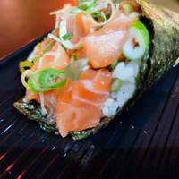 Temaki Salmão (Salmão e Cebolinha)