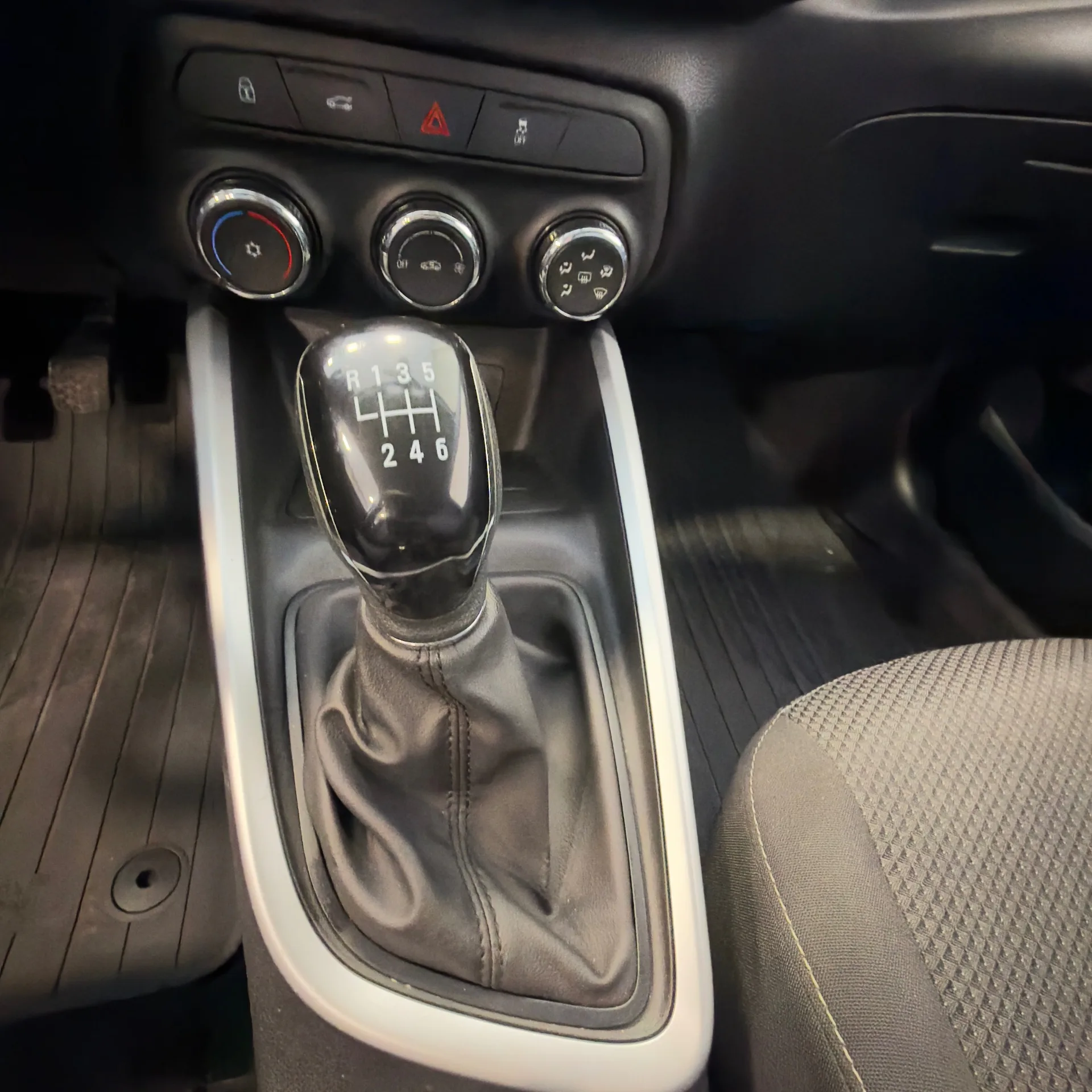 Chevrolet Onix — foto 11